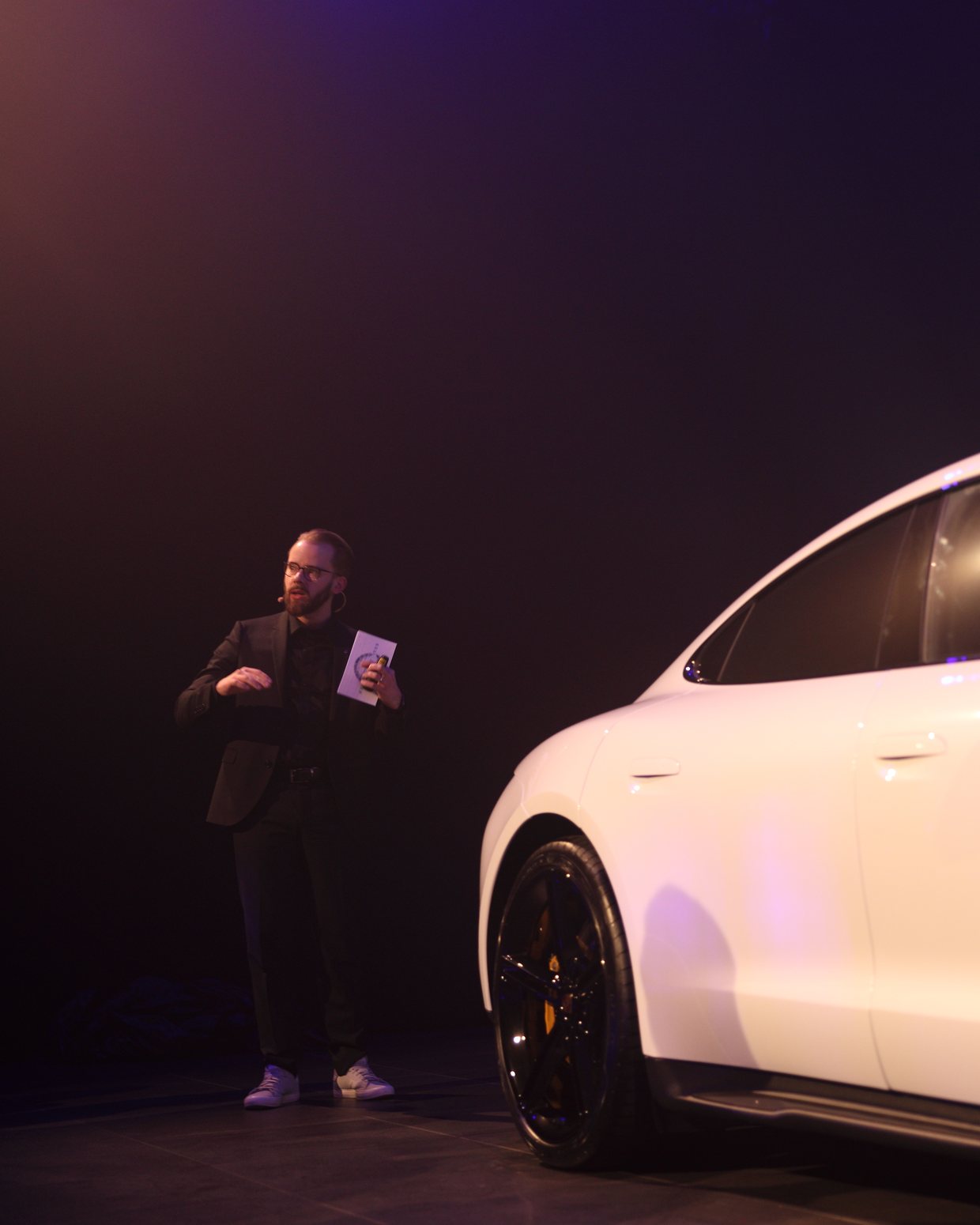 David Wiatr präsentiert den Porsche Taycan auf der Bühne